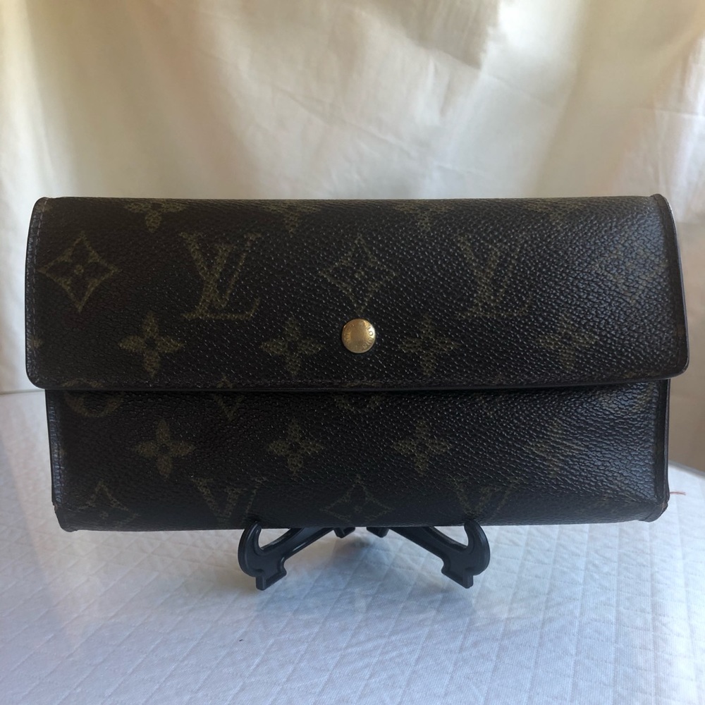 100% Authentic Louis Vuitton International Wallet